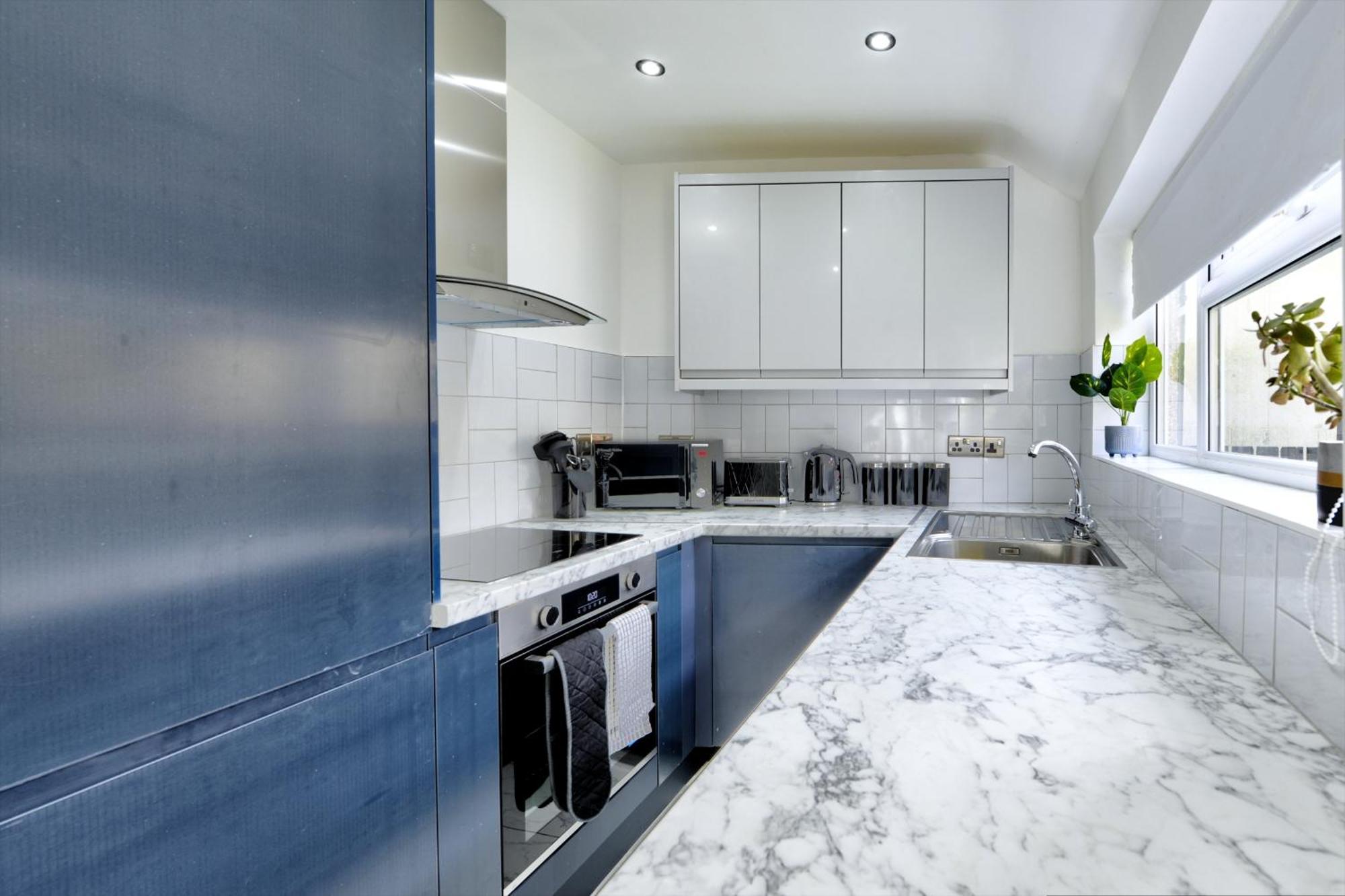 4 Bedrooms Homely House With Garden- Sleeps 9 Comfortably With 6 Comfortable Beds, Free Street Parking, Business Travellers, Contractors, & Holiday-Goers, Coventry, Near All Major Transport Links In Coventry And Motorway Exterior photo