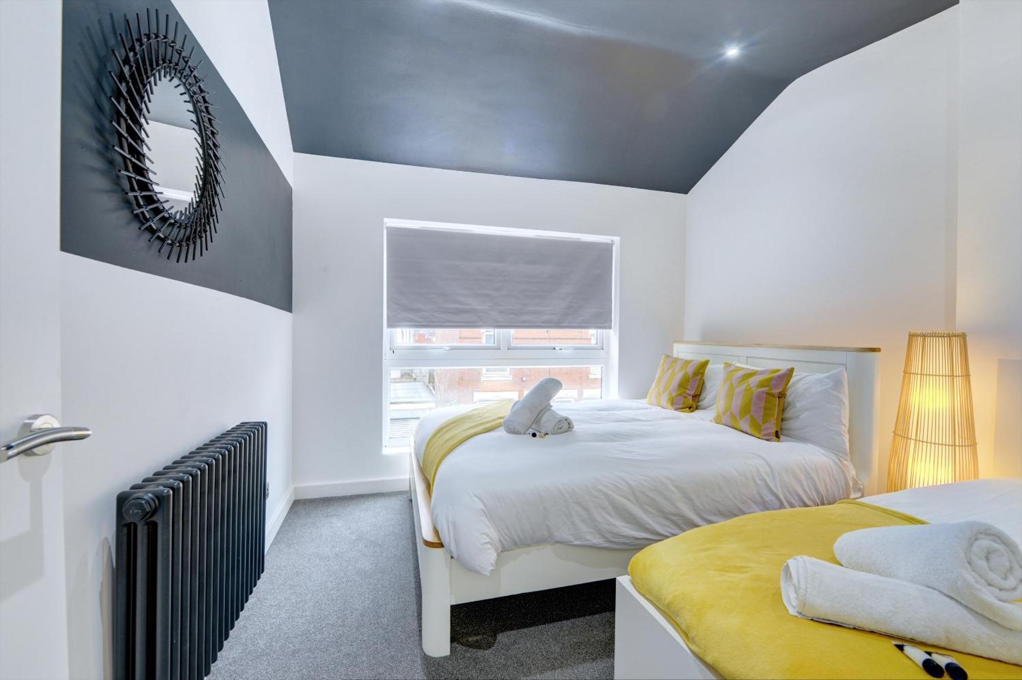 4 Bedrooms Homely House With Garden- Sleeps 9 Comfortably With 6 Comfortable Beds, Free Street Parking, Business Travellers, Contractors, & Holiday-Goers, Coventry, Near All Major Transport Links In Coventry And Motorway Exterior photo
