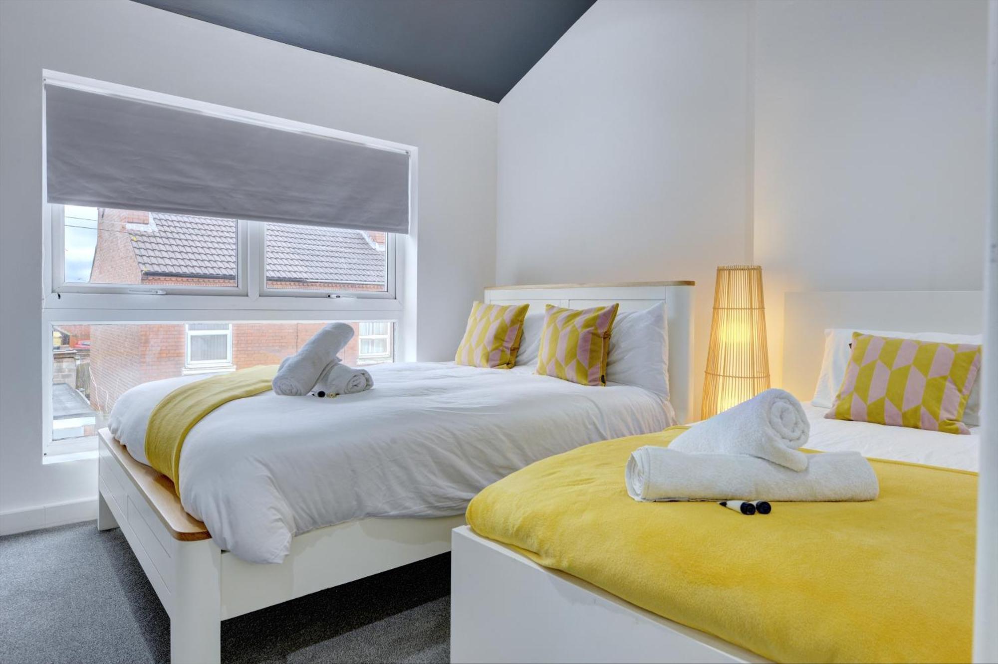 4 Bedrooms Homely House With Garden- Sleeps 9 Comfortably With 6 Comfortable Beds, Free Street Parking, Business Travellers, Contractors, & Holiday-Goers, Coventry, Near All Major Transport Links In Coventry And Motorway Exterior photo