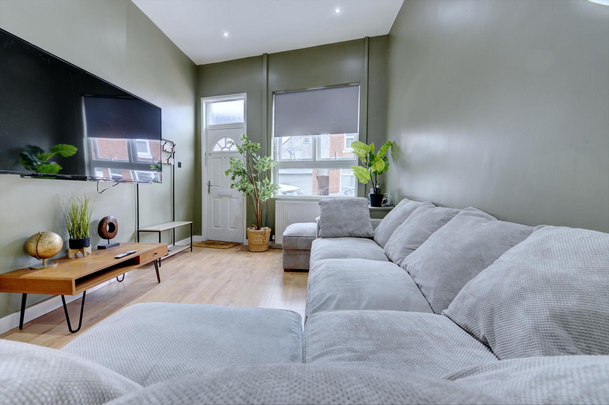 4 Bedrooms Homely House With Garden- Sleeps 9 Comfortably With 6 Comfortable Beds, Free Street Parking, Business Travellers, Contractors, & Holiday-Goers, Coventry, Near All Major Transport Links In Coventry And Motorway Exterior photo