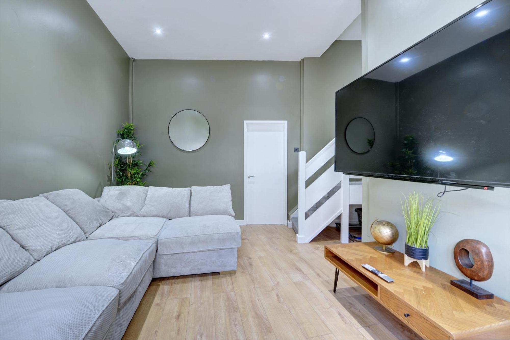 4 Bedrooms Homely House With Garden- Sleeps 9 Comfortably With 6 Comfortable Beds, Free Street Parking, Business Travellers, Contractors, & Holiday-Goers, Coventry, Near All Major Transport Links In Coventry And Motorway Exterior photo