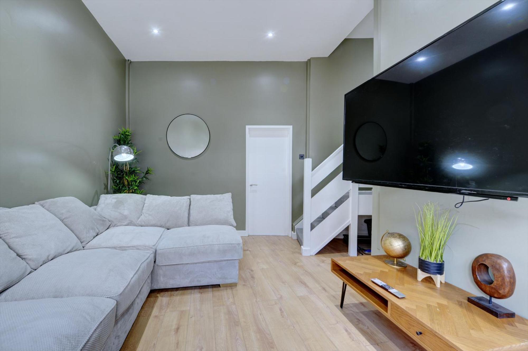 4 Bedrooms Homely House With Garden- Sleeps 9 Comfortably With 6 Comfortable Beds, Free Street Parking, Business Travellers, Contractors, & Holiday-Goers, Coventry, Near All Major Transport Links In Coventry And Motorway Exterior photo