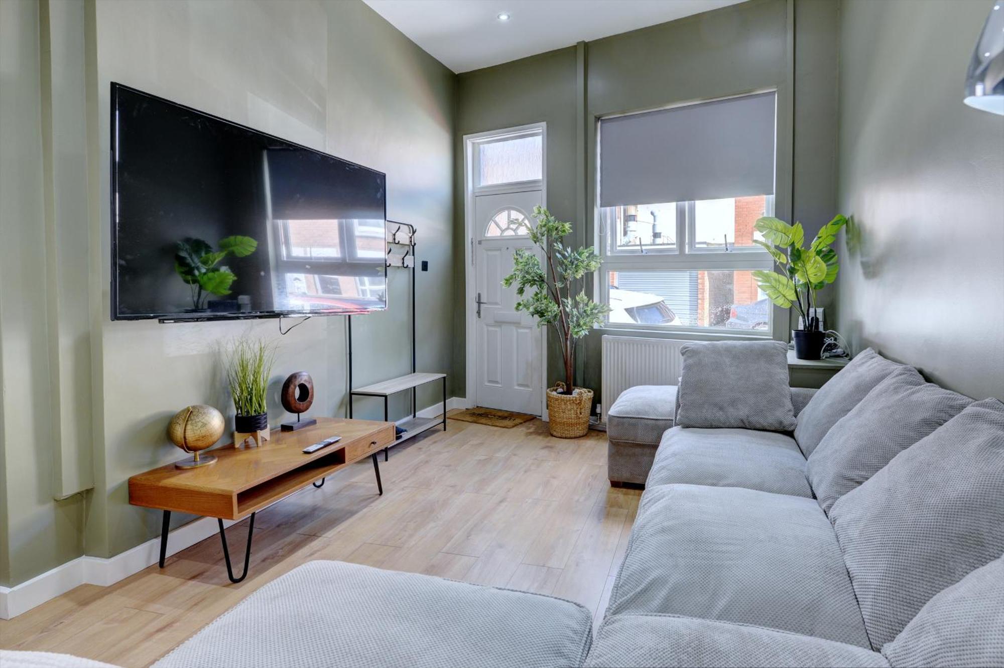 4 Bedrooms Homely House With Garden- Sleeps 9 Comfortably With 6 Comfortable Beds, Free Street Parking, Business Travellers, Contractors, & Holiday-Goers, Coventry, Near All Major Transport Links In Coventry And Motorway Exterior photo