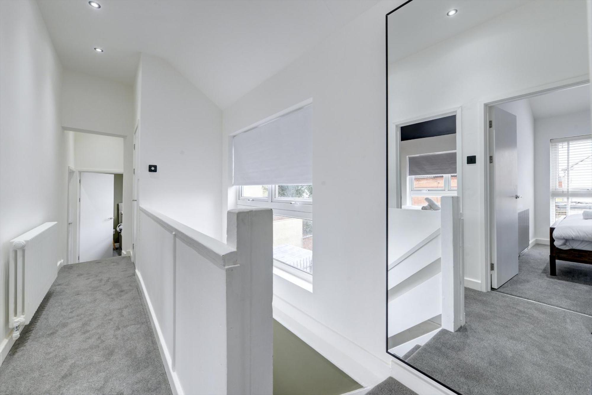 4 Bedrooms Homely House With Garden- Sleeps 9 Comfortably With 6 Comfortable Beds, Free Street Parking, Business Travellers, Contractors, & Holiday-Goers, Coventry, Near All Major Transport Links In Coventry And Motorway Exterior photo