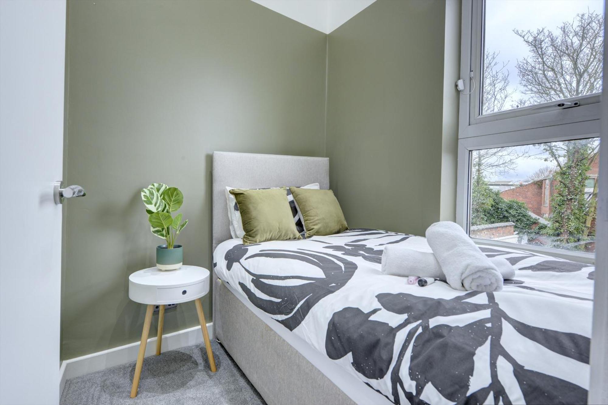 4 Bedrooms Homely House With Garden- Sleeps 9 Comfortably With 6 Comfortable Beds, Free Street Parking, Business Travellers, Contractors, & Holiday-Goers, Coventry, Near All Major Transport Links In Coventry And Motorway Exterior photo