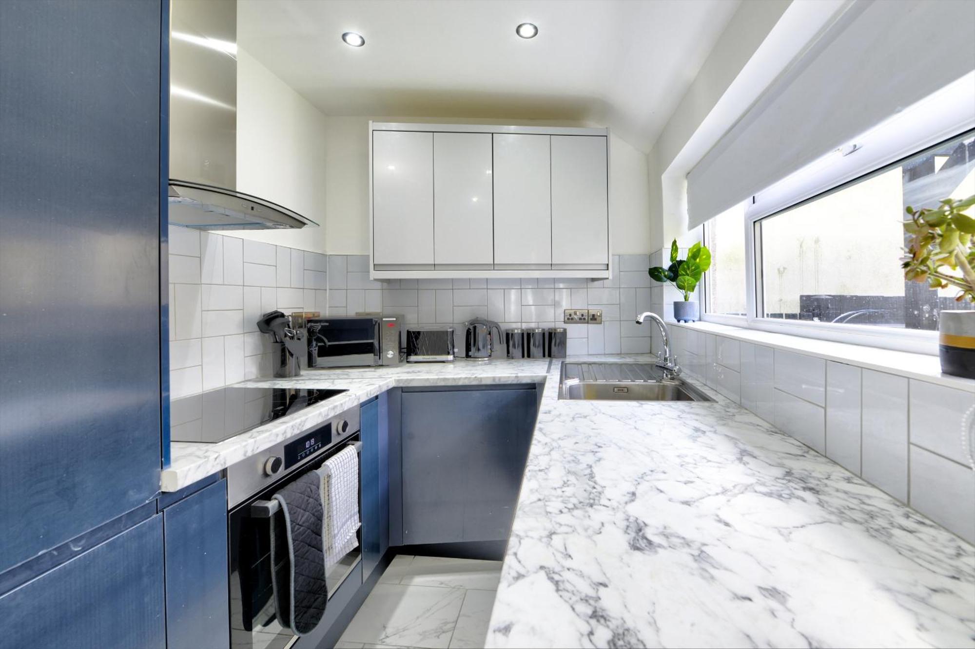 4 Bedrooms Homely House With Garden- Sleeps 9 Comfortably With 6 Comfortable Beds, Free Street Parking, Business Travellers, Contractors, & Holiday-Goers, Coventry, Near All Major Transport Links In Coventry And Motorway Exterior photo