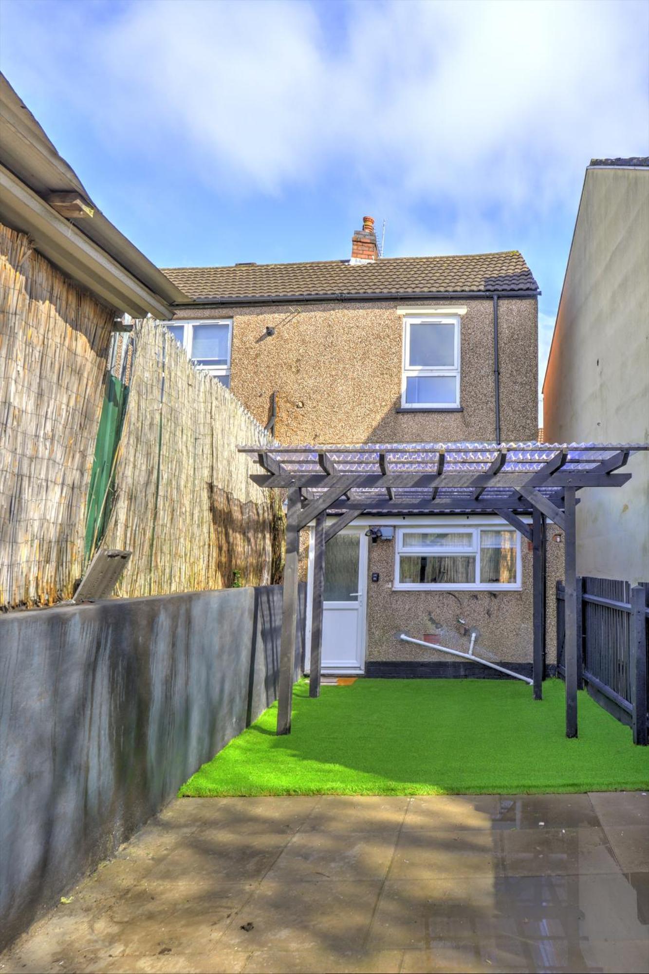 4 Bedrooms Homely House With Garden- Sleeps 9 Comfortably With 6 Comfortable Beds, Free Street Parking, Business Travellers, Contractors, & Holiday-Goers, Coventry, Near All Major Transport Links In Coventry And Motorway Exterior photo