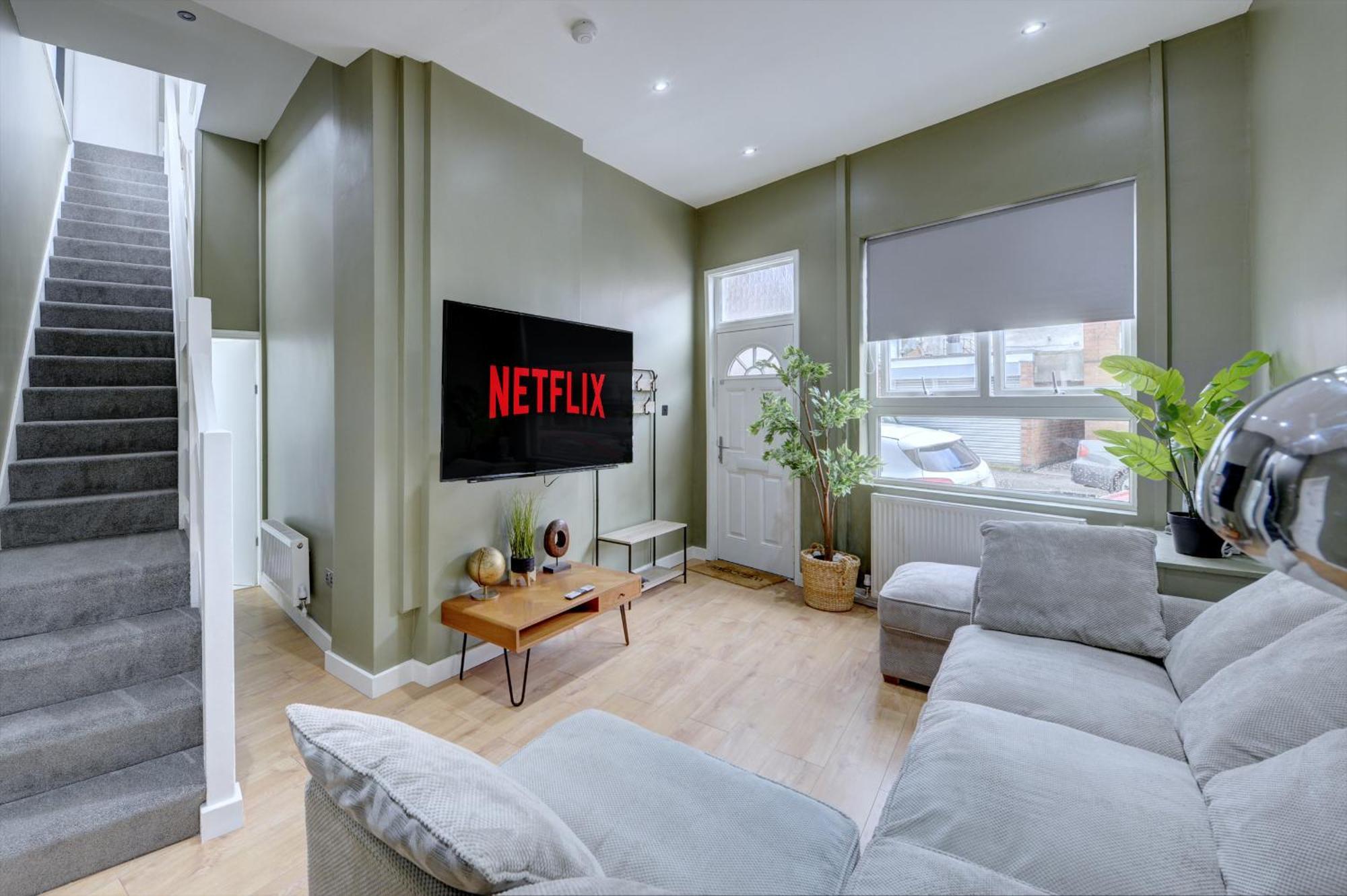 4 Bedrooms Homely House With Garden- Sleeps 9 Comfortably With 6 Comfortable Beds, Free Street Parking, Business Travellers, Contractors, & Holiday-Goers, Coventry, Near All Major Transport Links In Coventry And Motorway Exterior photo